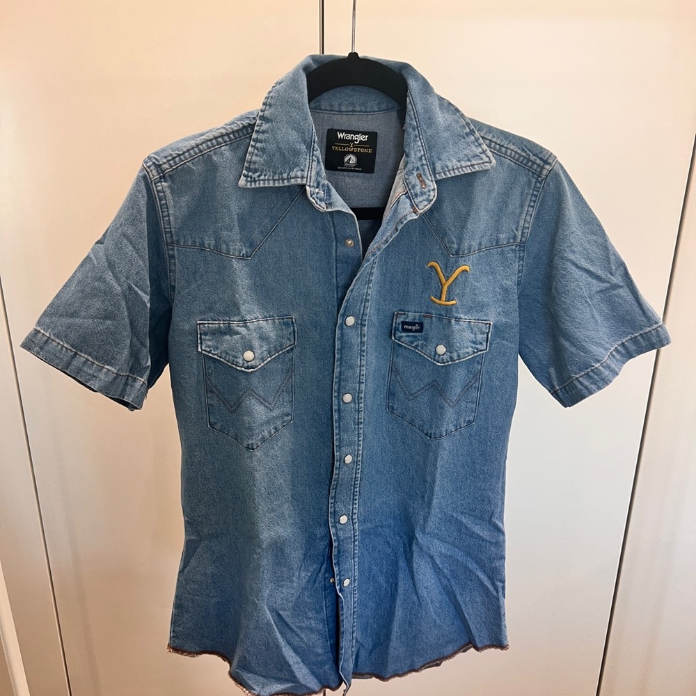 Wrangler YELLOWSTONE Light Blue Short Sleeve Button-Down Shirt